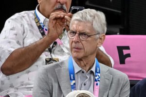 Arsenal fans defend Arsene Wenger after bizarre attack from 00s Premier League rival